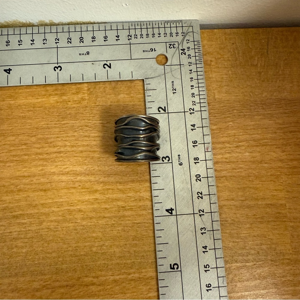 Wide silver tone ridge sculpted ring - Picture 6 of 6